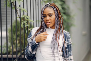 Şehirde gülümseyen güzel bir Afrikalı kadın portresi.