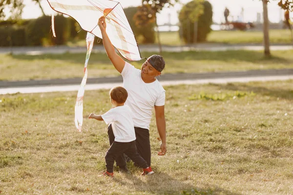 Padre e hijo se divierten en el parque de verano —  Fotos de Stock