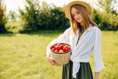 Yaz tarlasında güzel bir kadın