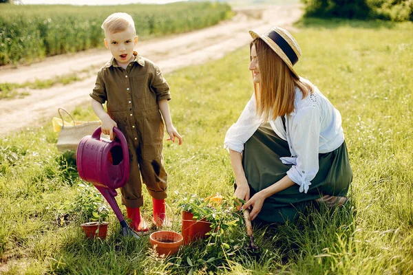 Mãe bonita com filho pequeno em um campo de verão — Fotografia de Stock