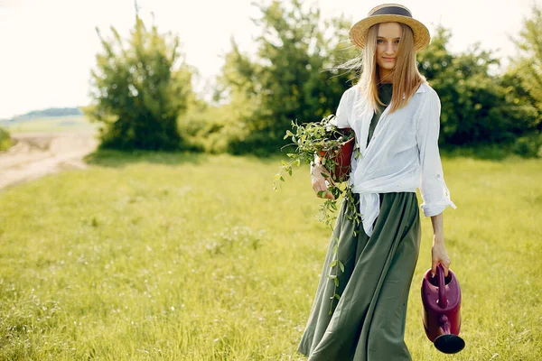 Yaz tarlasında güzel bir kadın