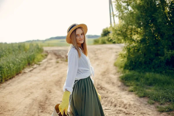Elegant en stijlvol meisje in een zomerveld — Stockfoto