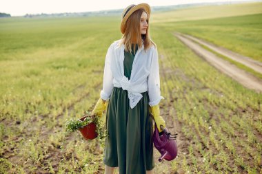 Yaz tarlasında güzel bir kadın