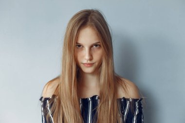 Moda kızı duygularını bir fotoğraf stüdyosunda gösterir.