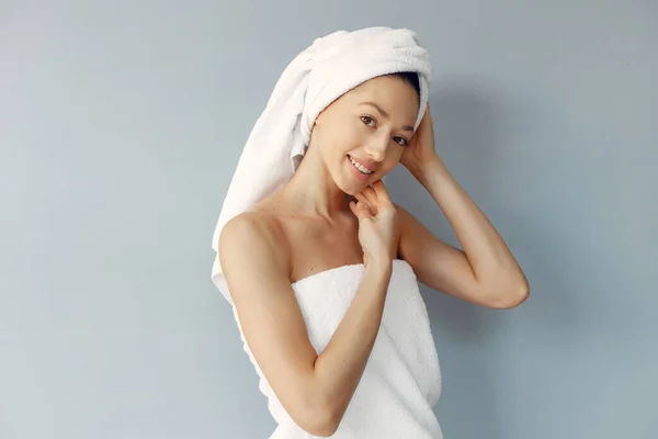 Mooi meisje staan in een studio in een handdoek — Stockfoto