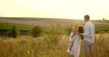 Evli ve çocuklu bir çift tarlada dikiliyor.