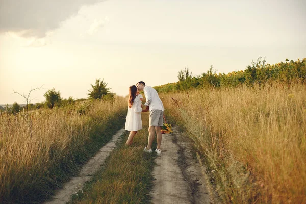 Foto trasera de la madre, el padre y el hijo en ropa blanca caminando por el campo — Foto de Stock