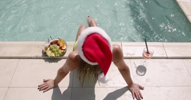 Femme Noël Détendre Près Piscine Fille Drôle Célébrant Noël Dans — Video