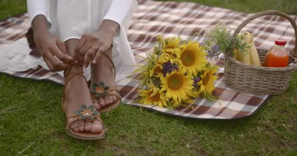 黑人妇女脚踩在野餐毛毯上 — 图库视频影像