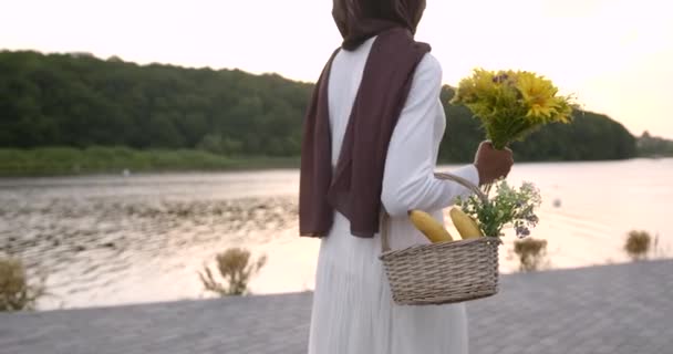 Romantikus fekete nő kosárral séta a tó közelében — Stock videók