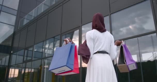 Mujer negra lanzando bolsas de compras al aire — Vídeos de Stock