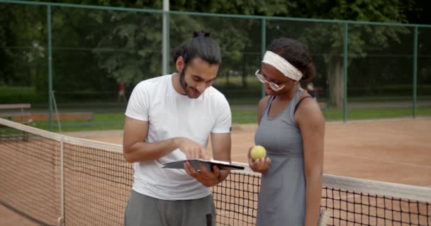 黒人女性テニス選手とテニスコートのコーチ — ストック動画