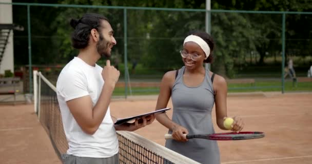 Donna nera tennista e allenatore sul campo da tennis — Video Stock