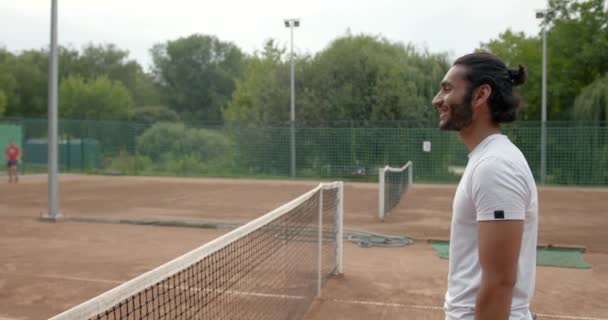 Pakistanlı erkek ve siyah kadın tenis kortunda tokalaşırken — Stok video