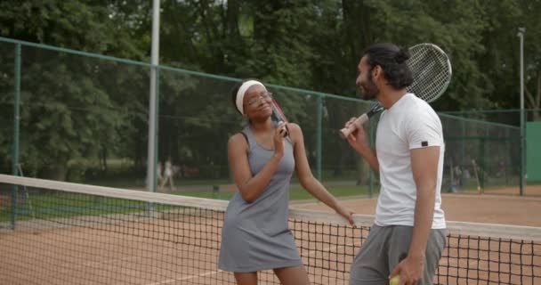 Par tennisspelare talar till domstolen efter en match — Stockvideo