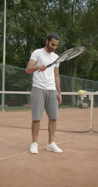 Αγνώριστος άντρας που χτυπάει μπάλα σε ρακέτα του τένις — Αρχείο Βίντεο