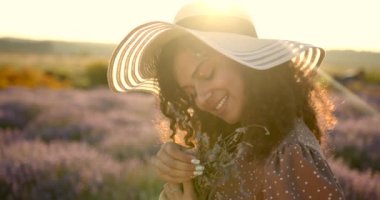 Lavanta tarlasında poz veren genç Hintli kadın