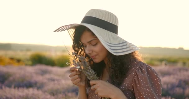 Jonge indiaanse vrouw poseren in lavendel veld — Stockvideo