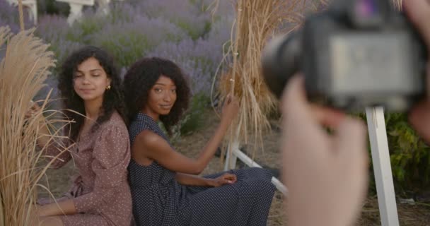 Zwei Frauen werden in Lavendelfeld fotografiert — Stockvideo