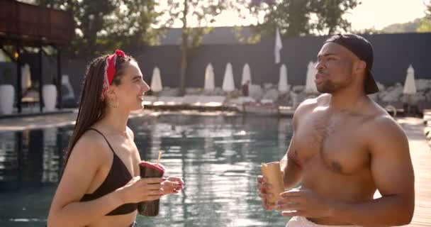 Schwarzer Mann flirtet mit attraktiver Frau im Schwimmbad