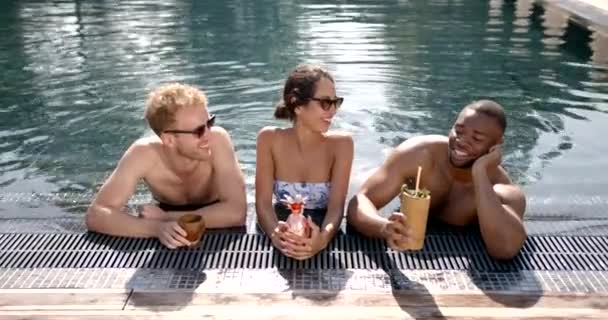 Többnemzetiségű emberek szórakozás medencével — Stock videók