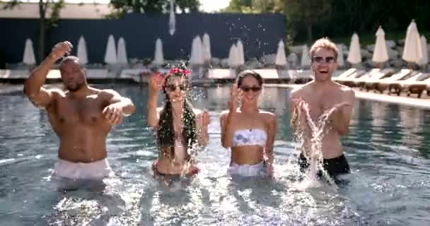 Amigos multirraciais felizes se divertindo em uma festa na piscina de férias — Vídeo de Stock