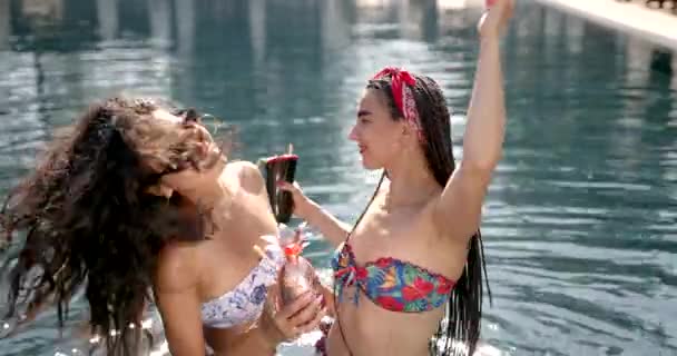 Dos amigas relajándose junto a la piscina en verano — Vídeo de stock