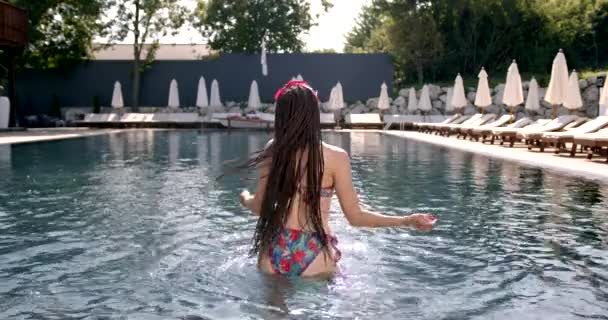 Meisje dansen en plezier hebben in het buitenzwembad — Stockvideo