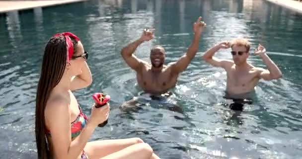 休暇中にプールパーティーで楽しんでいる幸せな多人種の友人 — ストック動画