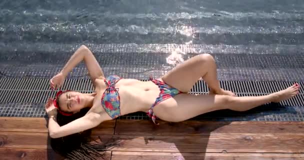 Вид зверху струнка молода жінка біля басейну — стокове відео