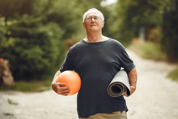 Портрет счастливого красивого пожилого мужчины в парке — стоковое фото
