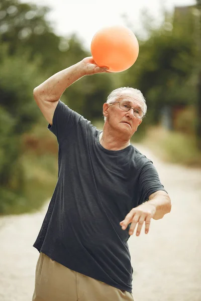 Porträt eines gut aussehenden älteren Mannes in einem Park — Stockfoto