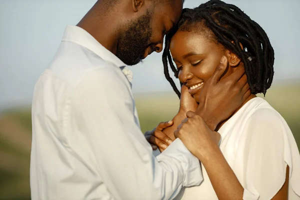 Felice coppia romantica che si abbraccia in un campo estivo — Foto Stock