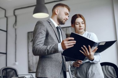 Erkek ve kadın bir iş sözleşmesi okudu.