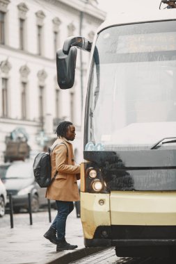 Sonbahar şehrinde yakışıklı Afro-Amerikalı bir adam