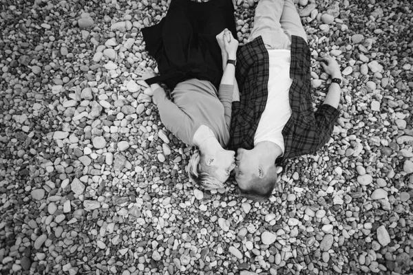 Ευτυχισμένο ζευγάρι σε μια παραλία — Φωτογραφία Αρχείου