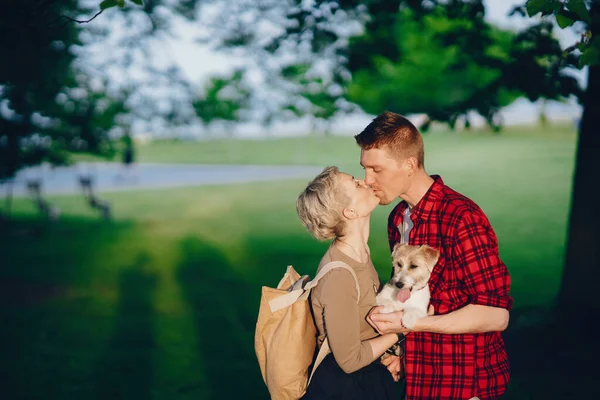 Happy couple with dog in Chicago park — Stock Photo, Image