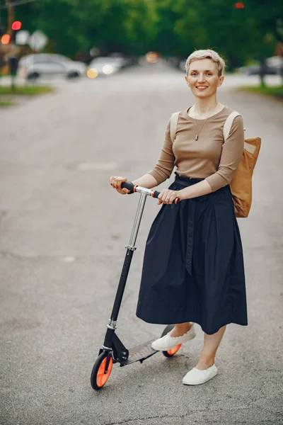 Woman with kick scooter in Chicago — Stock Photo, Image