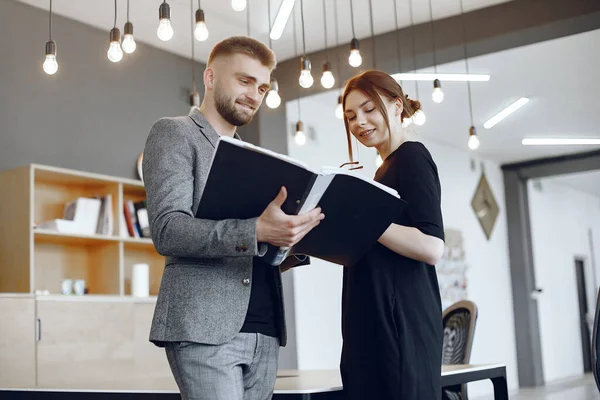 Man en vrouw lezen een zakelijk contract — Stockfoto