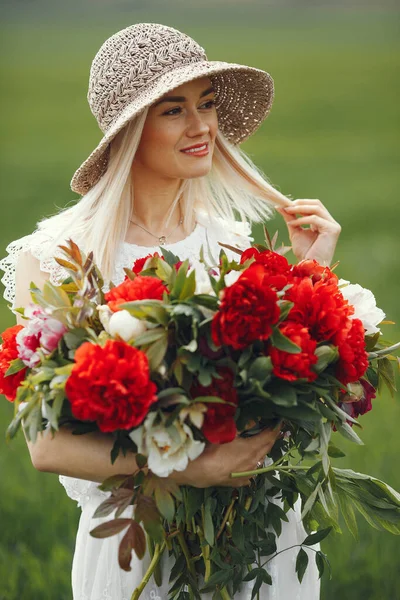 Woman in elegant dress standing in a summer field — Stock Photo, Image