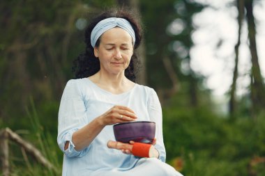 Hindu antrenmanı yapan yaşlı ve mutlu bir kadın.