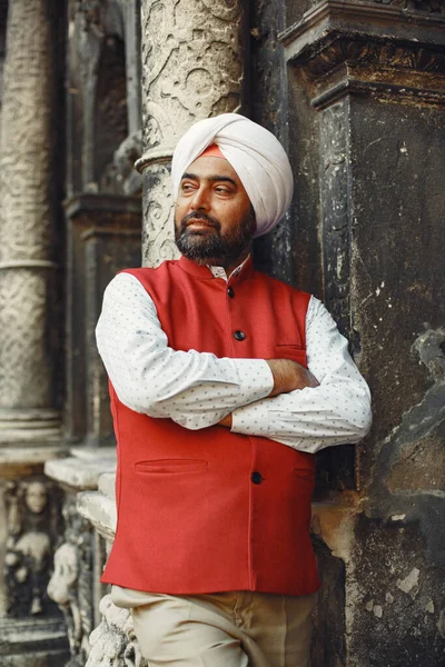 Retrato del hombre sikh indio en turbante con barba espesa — Foto de Stock