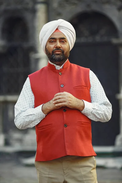 Retrato del hombre sikh indio en turbante con barba espesa — Foto de Stock