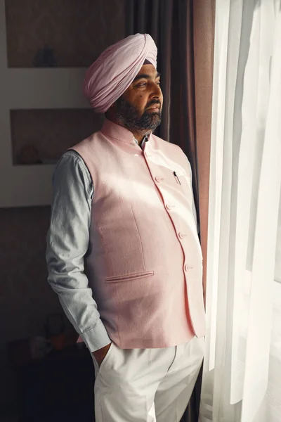 Retrato del hombre sikh indio en turbante con barba espesa — Foto de Stock