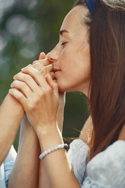 有成年女儿的优雅的老年妇女 — 图库照片