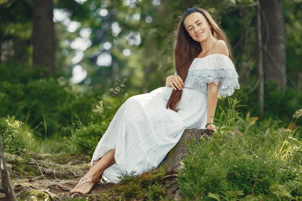 Stylová žena tráví čas v letním lese — Stock fotografie