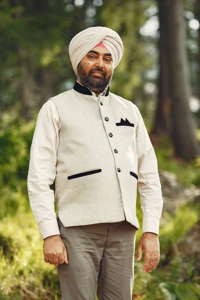 Retrato del hombre sikh indio en turbante con barba espesa — Foto de Stock