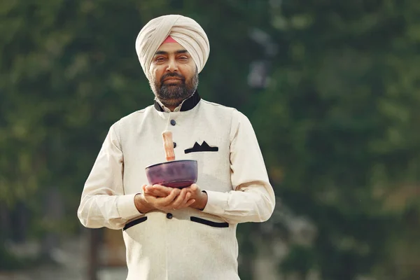 Portrét indické sikh člověka v turbanu s bujným vousem — Stock fotografie