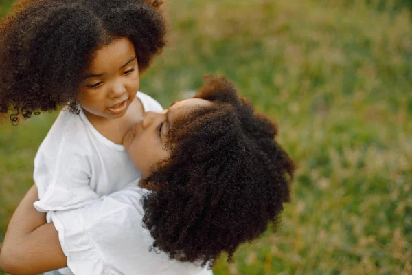 Deux soeurs afro-américaines embrassées dans un parc — Photo