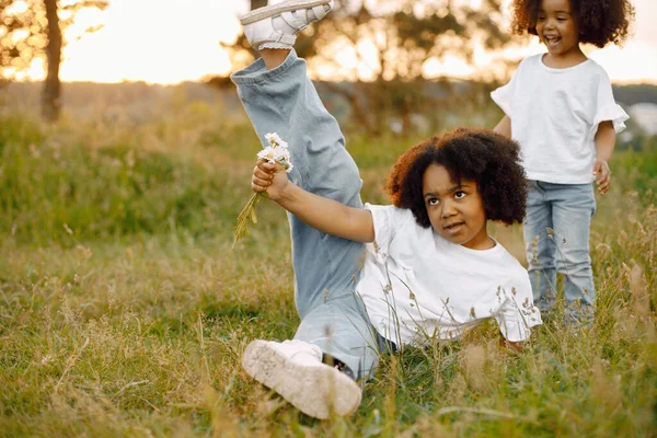 Két afro-amerikai nővér játszik egy parkban. — Stock Fotó